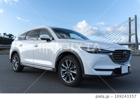 白いSUVタイプの乗用車 109243357