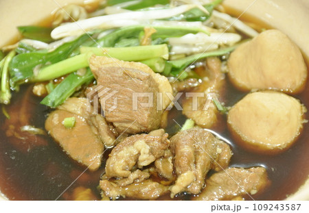 braised pork tendon and meatball with bean sprout in brown soup on bowl  109243587