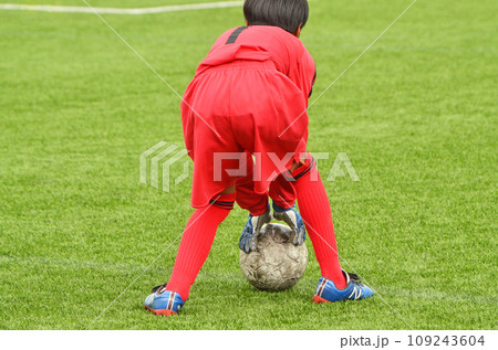 人工芝で行う少年サッカー試合(ゴールキーパー) 人工芝で行う少年サッカー試合(ゴールキーパー) 109243604