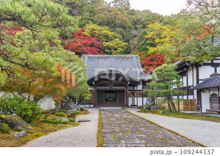 秋の京都　南禅寺　紅葉に包まれた本坊大玄関 109244137