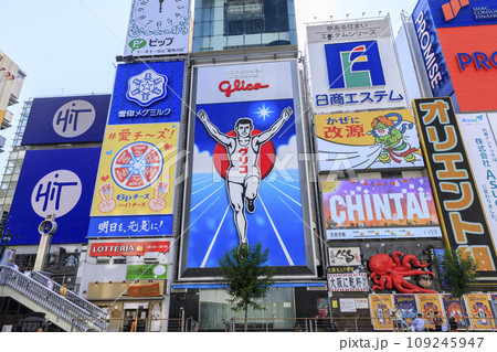 大阪市中央区 観光客で賑わう道頓堀 大阪市中央区 観光客で賑わう道頓堀 109245947