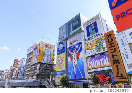 大阪市中央区　観光客で賑わう道頓堀 109245950