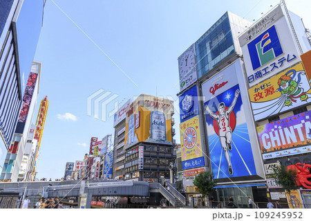 大阪市中央区　観光客で賑わう道頓堀 109245952