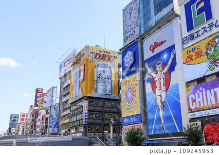 大阪市中央区　観光客で賑わう道頓堀 109245953