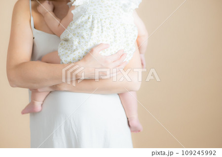 赤ちゃんを抱く女性 109245992