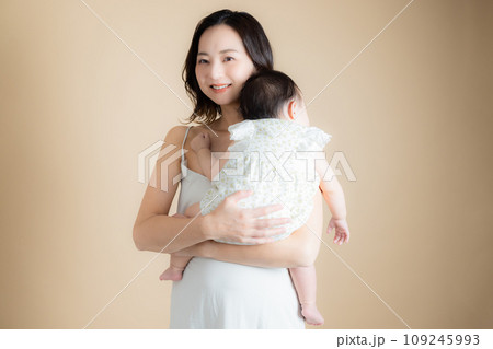 赤ちゃんを抱く女性 109245993