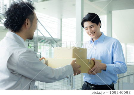荷物を受け取るビジネスマン　 109246098