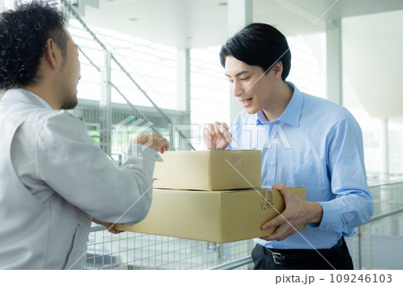 荷物を受け取るビジネスマン　 109246103