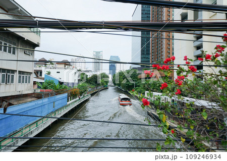 タイ王国バンコク都内、センセーブ運河水上ボートのアソーク船着場の風景 109246934