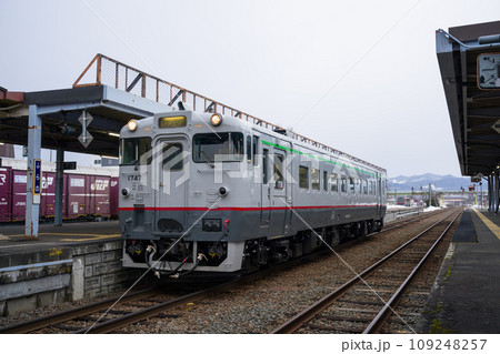 宗谷線急行色キハ40-1747が根室本線の富良野駅に停車 109248257