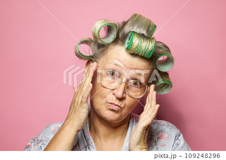 senior women with hair rollers 109248296