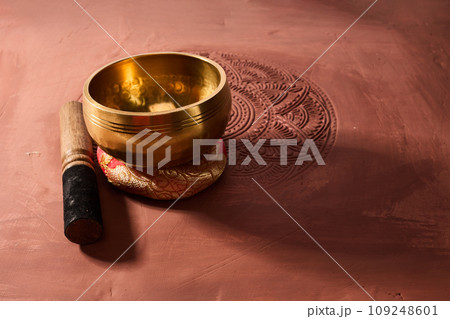 A close up of a tibetan singing bowl or himalayan bowl for therapy, meditation and relaxation. 109248601