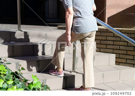 階段をゆっくり下りるシニアの女性　高齢者　膝の痛み　膝痛　心配　ふらつき　階段上り下り 109249702