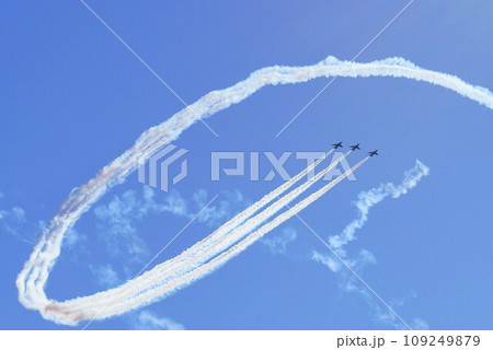 青空に浮かぶ飛行機雲 青空に浮かぶ飛行機雲 109249879