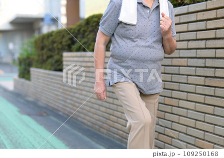 健康のためにウォーキングするシニアの女性　高齢者　ダイエット　運動　健康習慣　散歩　トリミングアップ 109250168