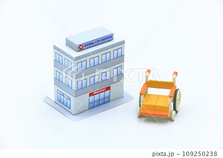 病院と車椅子のイメージ 病院と車椅子のイメージ 109250238