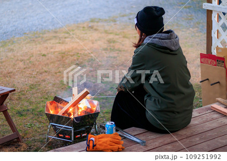 焚き火をする女性 焚き火をする女性 109251992