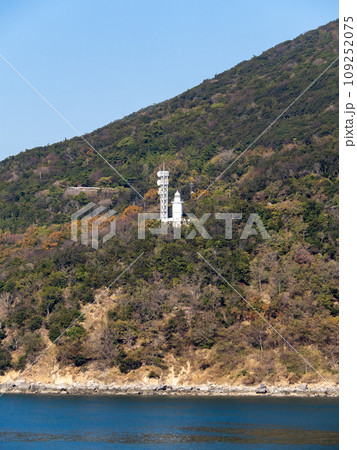 地蔵埼灯台。小豆島、三都半島南端の地蔵埼(釈迦ヶ鼻)に立つ灯台。香川県小豆郡小豆島町。(縦構図) 地蔵埼灯台。小豆島、三都半島南端の地蔵埼(釈迦ヶ鼻)に立つ灯台。香川県小豆郡小豆島町。(縦構図) 109252075