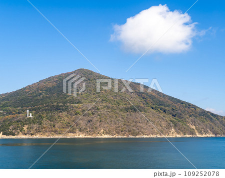 小豆島(三都半島)と瀬戸内海の風景。(香川県) 小豆島(三都半島)と瀬戸内海の風景。(香川県) 109252078