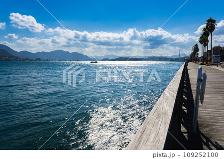 山口県下関市　唐戸市場のウッドデッキ遊歩道と関門海峡 109252100