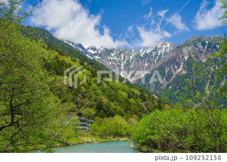 【新緑の上高地】田代橋・穂高橋から望む残雪の穂高連峰 109252158