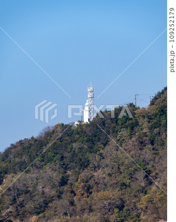 地蔵埼灯台。小豆島、三都半島南端の地蔵埼(釈迦ヶ鼻)に立つ灯台。香川県小豆郡小豆島町。(縦構図) 109252179