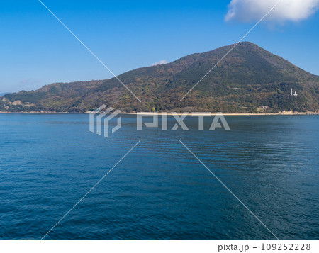 小豆島(三都半島南端の地蔵埼(釈迦ヶ鼻))と瀬戸内海の風景。 109252228