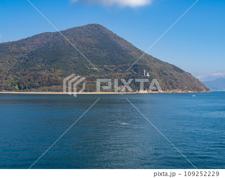 小豆島の三都半島南端の地蔵埼(釈迦ヶ鼻)と瀬戸内海の風景。 小豆島の三都半島南端の地蔵埼(釈迦ヶ鼻)と瀬戸内海の風景。 109252229
