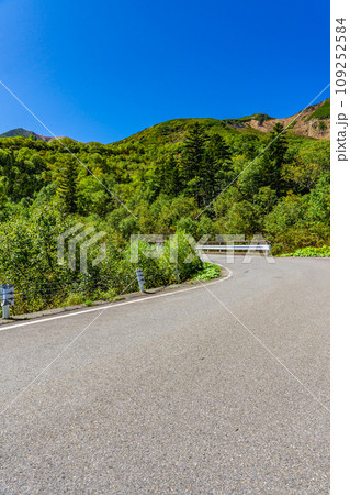 長野県の乗鞍岳の観光登山 位ヶ原山荘付近から見る摩利支天岳 長野県の乗鞍岳の観光登山 位ヶ原山荘付近から見る摩利支天岳 109252584