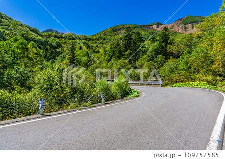 長野県の乗鞍岳の観光登山　位ヶ原山荘付近から見る摩利支天岳 109252585