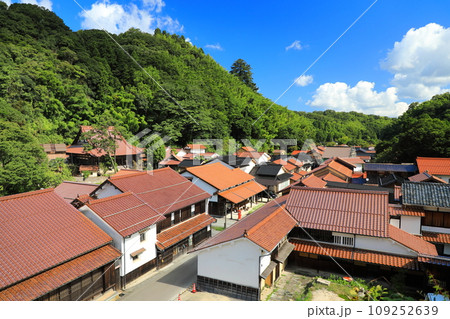 丘の上から石見銀山の町並みを望む（日本 島根県大田市） 109252639