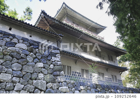 富山　富山市佐藤記念美術館の城郭の櫓を模した建物（富山城址公園内） 109252646