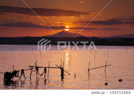 筑波山と夕日 109252668