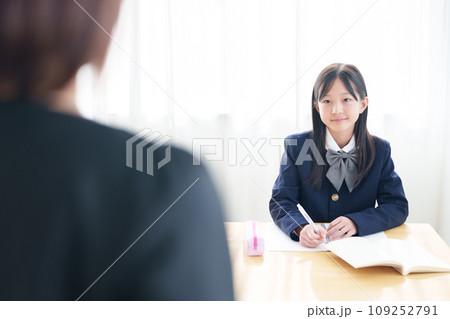 家庭教師と勉強をする女の子 109252791