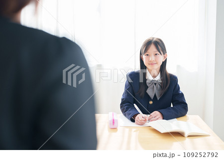 家庭教師と勉強をする女の子 109252792