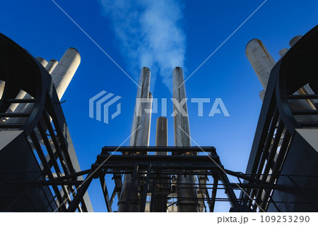 大型客船航行中の煙突ファンネル 109253290