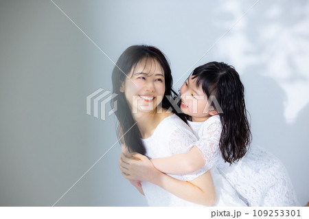 母親に抱きつく女の子 109253301