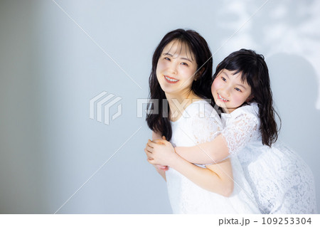 母親に抱きつく女の子 109253304