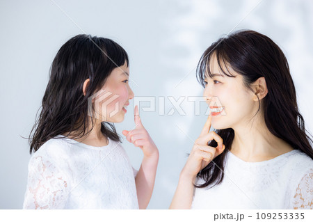 母親に抱きつく女の子 109253335