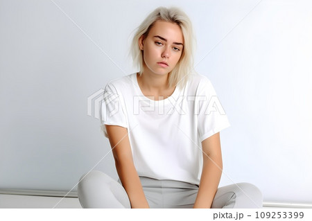 疲れている女性　白背景5　AI生成画像 109253399