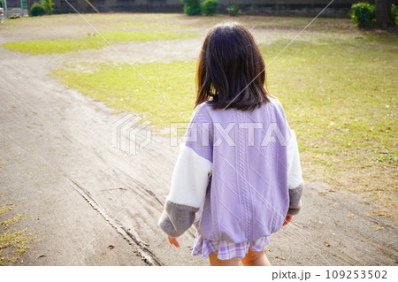 子供と過ごす休日。原っぱに遊びに来た。小学4年生の女の子の後ろ姿。 子供と過ごす休日。原っぱに遊びに来た。小学4年生の女の子の後ろ姿。 109253502