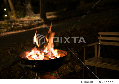 キャンプ素材　焚火台　燃焼　炎　炭火　バーベキュー 109253531