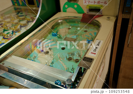 レトロな昭和のスマートボール台 109253548