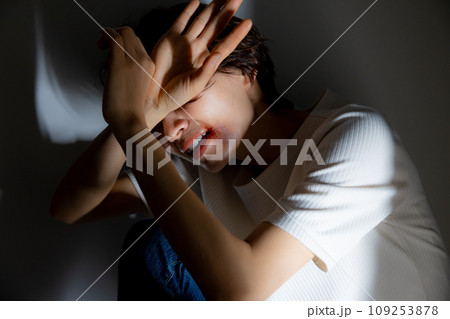 暴力 怪我イメージ(傷は特殊メイクです) 暴力 怪我イメージ(傷は特殊メイクです) 109253878