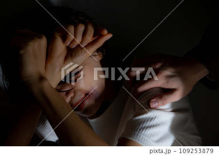 暴力　怪我イメージ（傷は特殊メイクです） 109253879