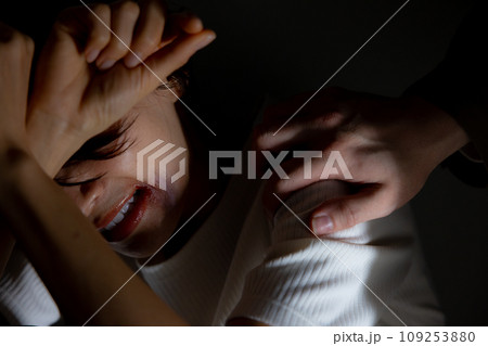 暴力　怪我イメージ（傷は特殊メイクです） 109253880