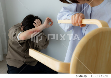 DVイメージ 男性被害者バージョン(傷は特殊メイクです) DVイメージ 男性被害者バージョン(傷は特殊メイクです) 109253926