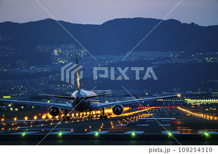 伊丹空港の夜景 離陸直前の飛行機 大阪府豊中市 伊丹空港の夜景 離陸直前の飛行機 大阪府豊中市 109254310