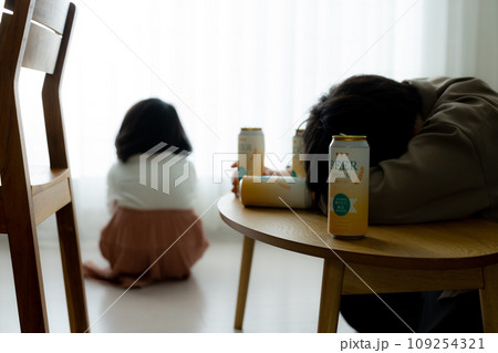 アル中の家族イメージ アル中の家族イメージ 109254321