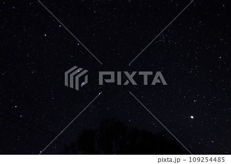 春の星空　北天の北斗七星とアークトゥルス 109254485